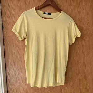  - Gul basic t-shirt från BikBok. I fint skick, använd endast fåtal gånger!
