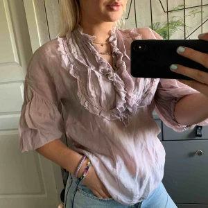  - Extremt fin blus som ty är inte kommer till användning då det Inte är min stil. Färgen är lila och av runt material 