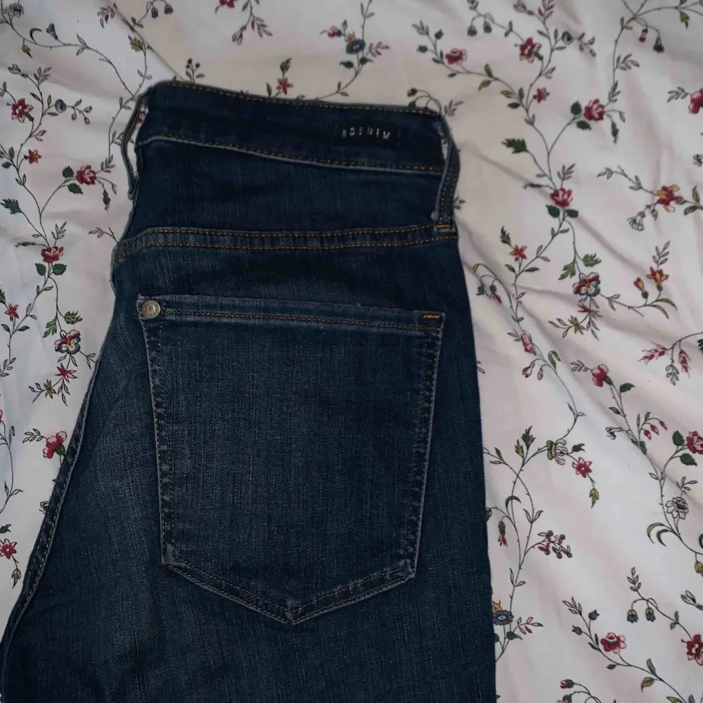 blåa jeans från &denim i bra skick. nypris 500 säljer för 100. Möts i stockholm . Jeans & Byxor.