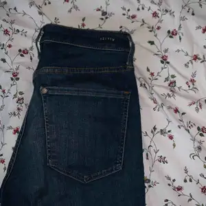 blåa jeans från &denim i bra skick. nypris 500 säljer för 100. Möts i stockholm 