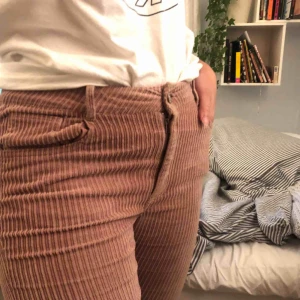  - Supersnygga och sköna rosa manchesterbyxor från Elsa by BikBok! Säljer då de tyvärr är lite för korta på mig (173cm), vilket är supersynd:( Så nu letar de efter ett nytt hem! Använda typ 3 gånger