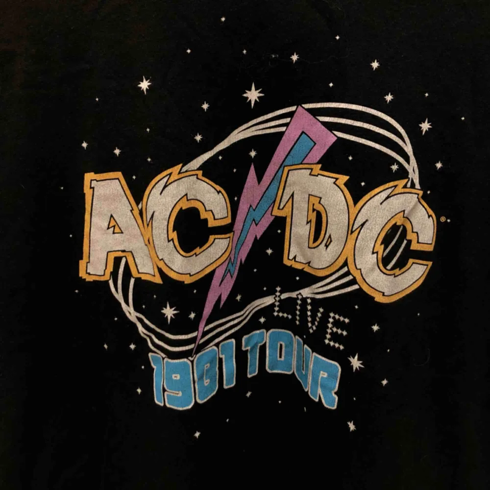 Nice AC/DC tröja, storlek S, är själv storlek S/ mer mot M, frakten ingår!!. T-shirts.