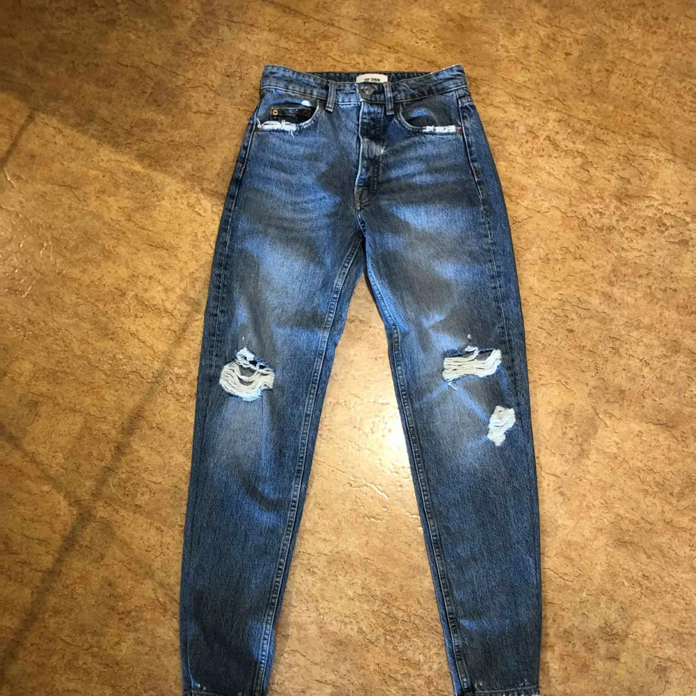 Jeans från zara, uppsydda/insydda i benen, storlek 32 använda fåtal gånger! Kan mötas upp i Malmö men även frakta. Köparen står för frakten:). Jeans & Byxor.