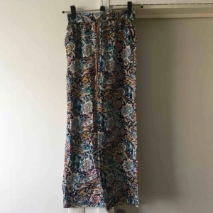  - Med fickor och resår i midjan. 📬 Frakt 54kr