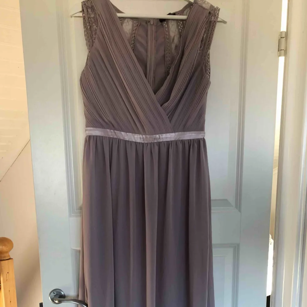 Superfin balklänning från Nelly! Den är i en ljus lila/grå färg. Köptes för 1300kr och säljer för 600, men priset kan diskuteras vid snabb affär! 🤪 . Klänningar.