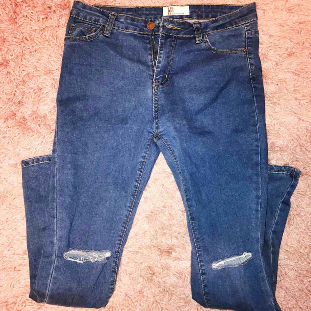 Snygga stretchiga slim fits hög midja jeans i mycket bra skick. Använd endast en gång. Frakt ingår i priset. Jeans & Byxor.
