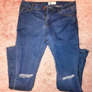  - Snygga stretchiga slim fits hög midja jeans i mycket bra skick. Använd endast en gång. Frakt ingår i priset
