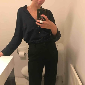  - Jätte fin mörkblå blus från zara! Funkar verkligen alltid och till allt!😎