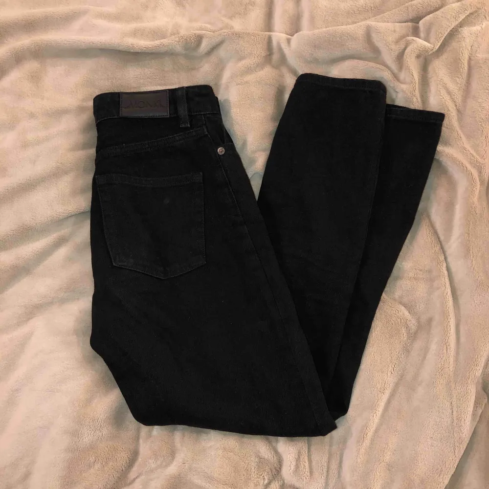 Säljer mina monki - kimomo high rise mom jeans, då de blivit för små för mig. Fri frakt! . Jeans & Byxor.