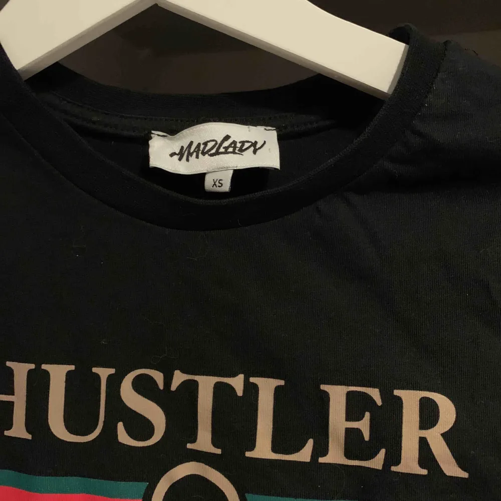 En T-shirt från madlady med trycket hustler på, aldrig använt!. T-shirts.