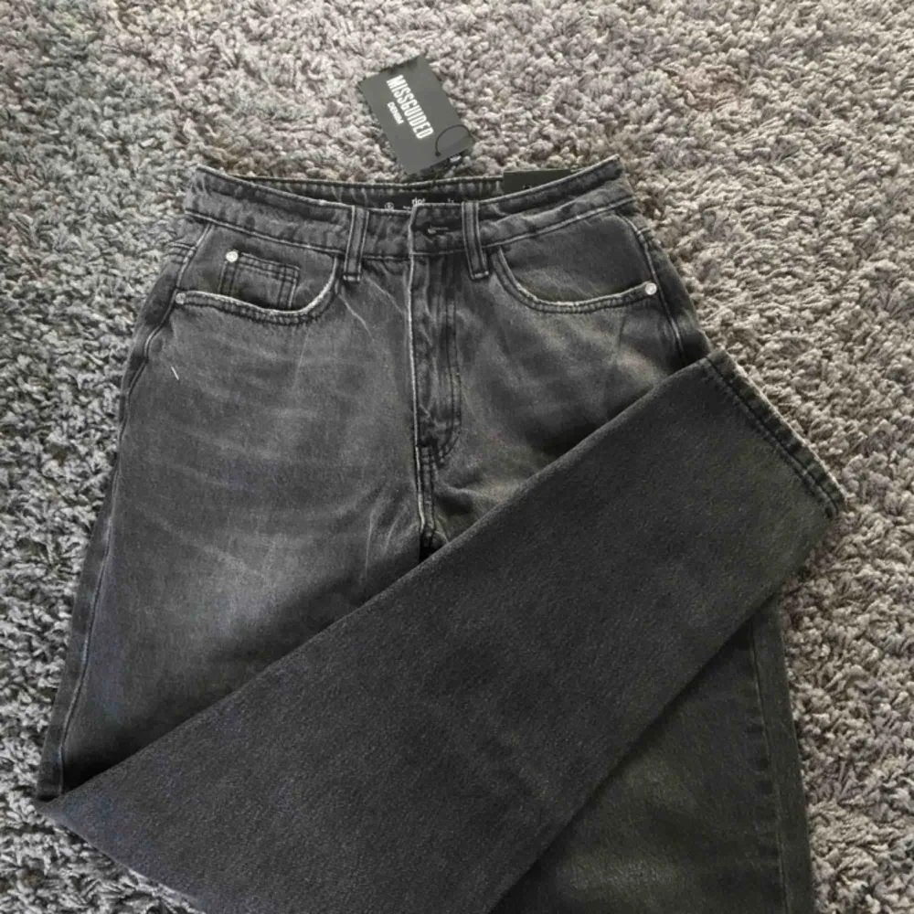 Supersnygga mom jeans från missguided, tyvärr lite för små i midjan för mig. Helt nya med prislapp kvar. Frakten står köparen för. Jeans & Byxor.