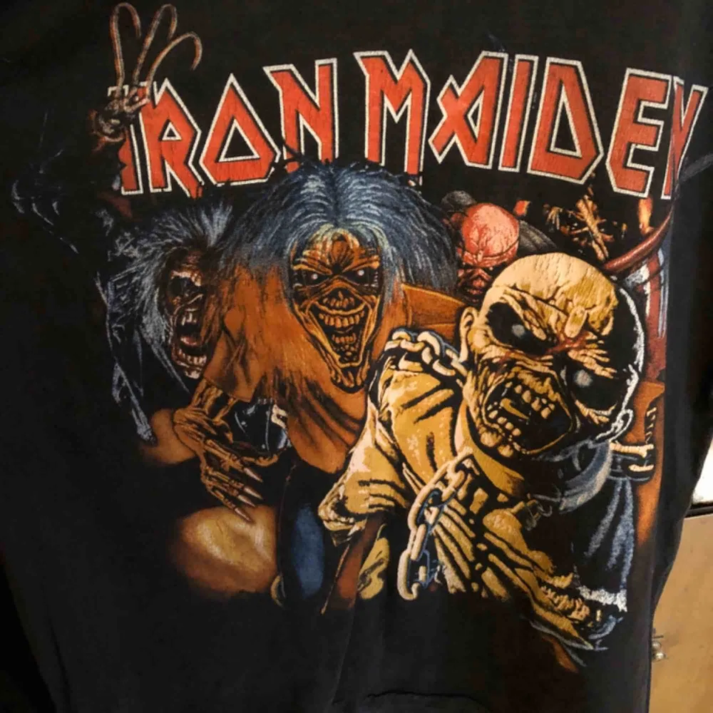 Snyggt urtvättad T-shirt med Iron Maiden. Tryck på båda sidor. Kan hämtas i Uppsala eller skickas mot fraktkostnad . T-shirts.