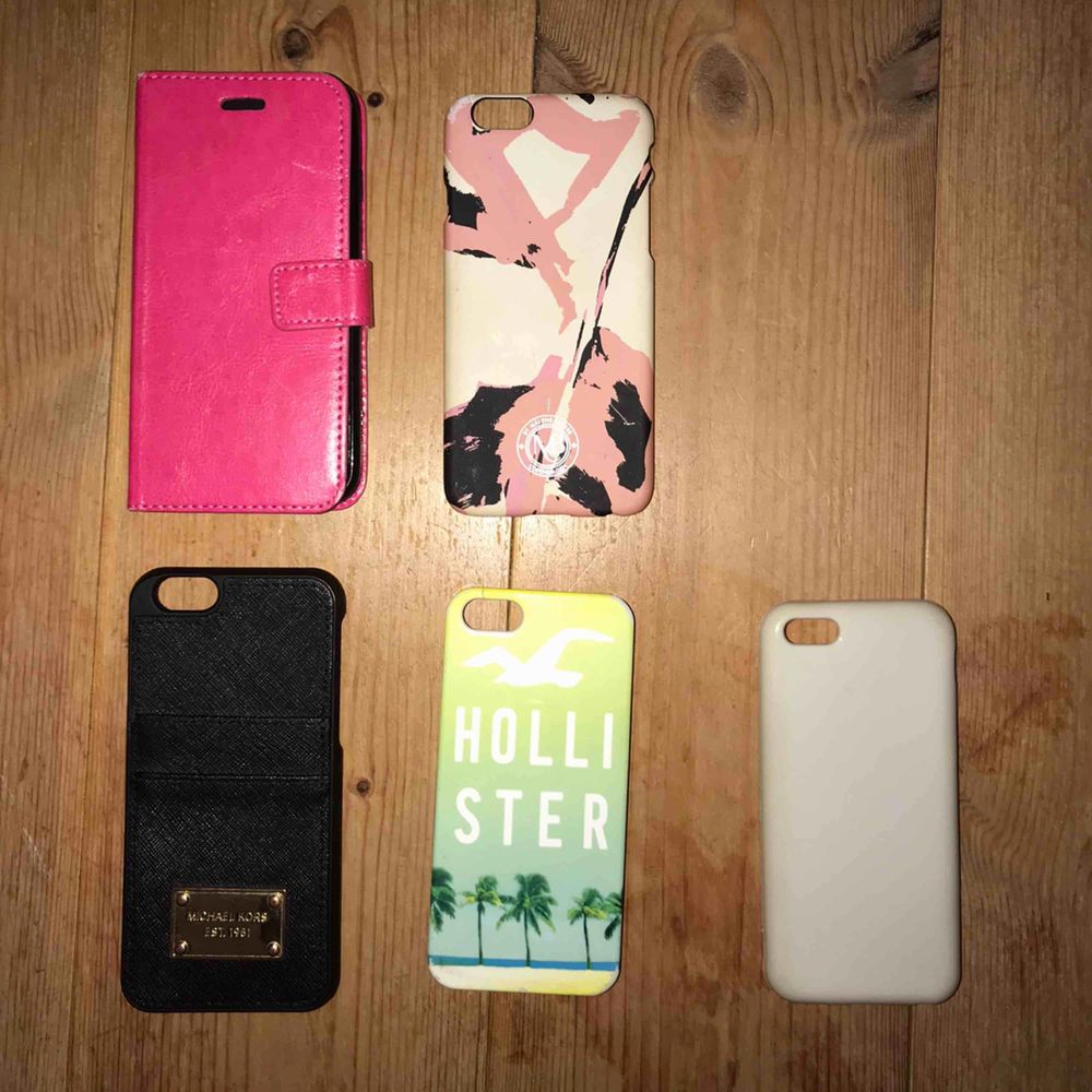 Plånboksskal iPhone 6/6s rosa (OANVÄNT) - 50kr Malene Birger skal iPhone 6/6s (FINT SKICK) - 80kr Michael Kors skal iPhone 5/5s (FINT SKICK) - 100kr HOLLISTER skal iPhone 5/5s (ANVÄNT SKICK) - 60kr Vitt silikon skal iPhone 5/5s (FINT SKICK) - 20kr . Accessoarer.