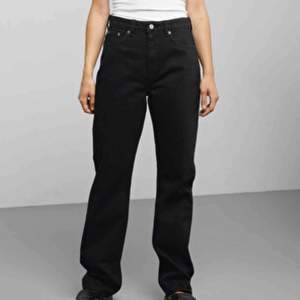 Ett par svarta jeans ifrån weekday i modellen Voyage, storlek 28/32 Säljs för att dom är för små  Frakt 30kr 