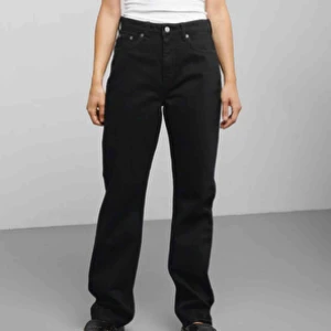  - Ett par svarta jeans ifrån weekday i modellen Voyage, storlek 28/32 Säljs för att dom är för små  Frakt 30kr 