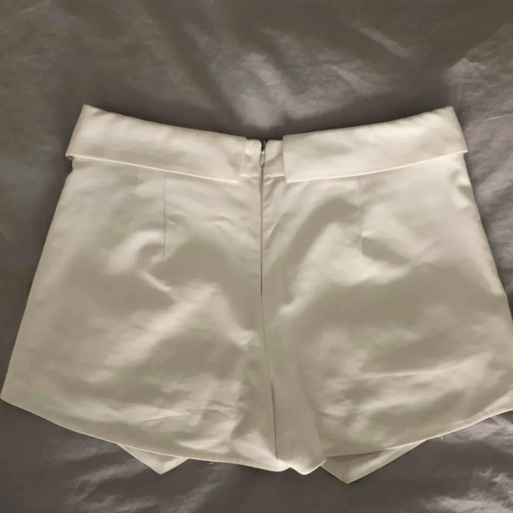 Vita skorts från Zara i storlek XS. Två fickor på sidorna. Inga fläckar, jättefina!  Obs, shorts som ser ut som kjol på framsidan. Shorts.