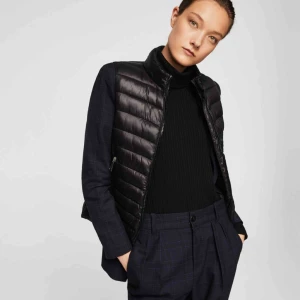  - Den klassiska vadderade västen från Mango, sjukt snygg över en stickad tröja!! Säljs för mindre änhälften av priset och är helt i nytt skick, Möts upp i Sthlm annars står köparen för frakten<3