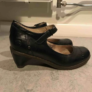  - Klackar från Doctor Martens, storlek 40. Använda inomhus som dansskor ett fåtal tillfällen. Lite slitna i det läget de knäppts på remmen, men i övrigt är skon i kanonskick. Sulan ser som ny ut. Rolig form på klacken, se bild 3. Inköpspris: 1000kr