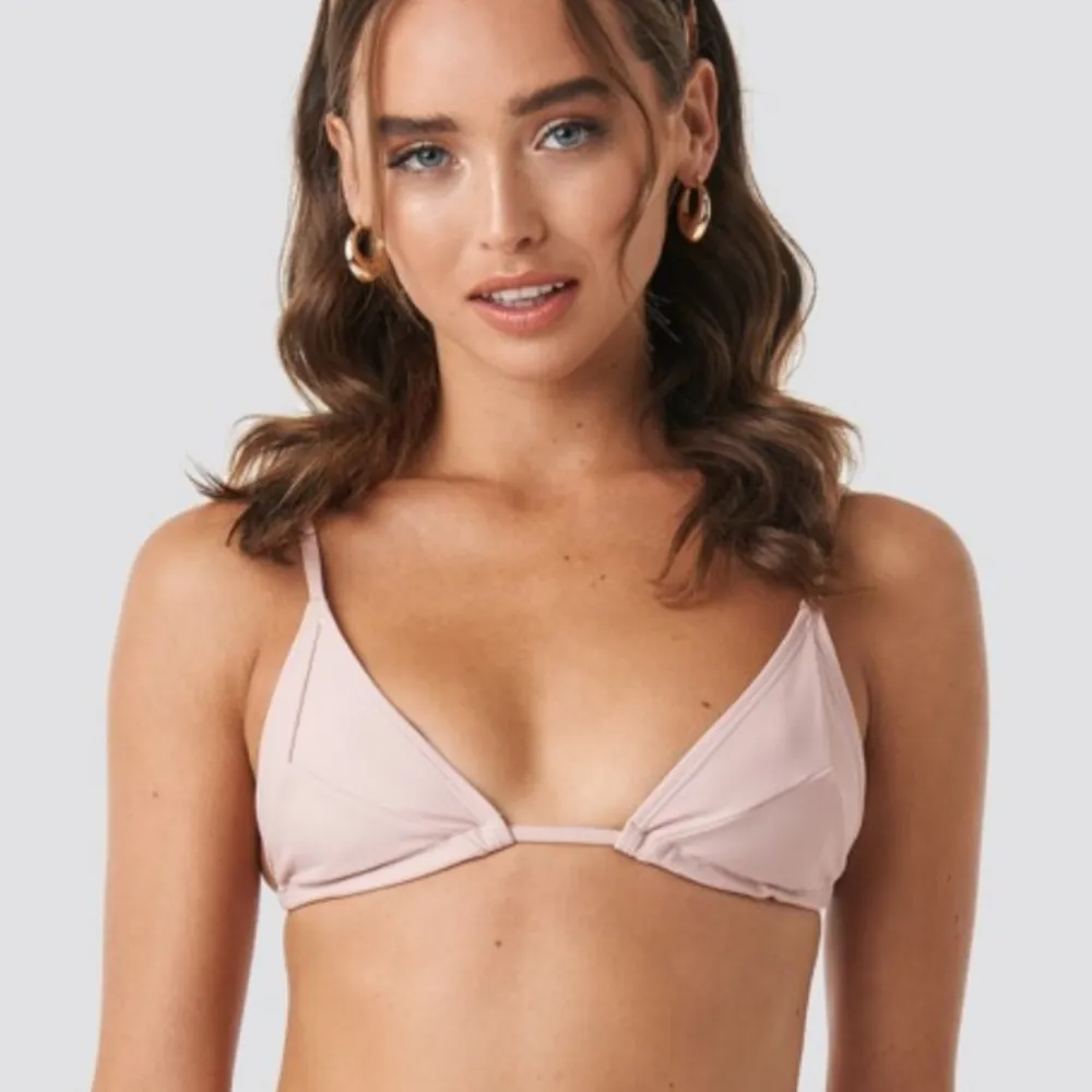 Så snygg oanvänd bikini från NA-KD! Fin rosa färg med justerbara band.💖 (originalpris 199 kr). Toppar.