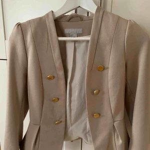  - en fin kavaj som är använd en gång (inte min stil) guldiga knappar och passar in till vilka byxor som helst