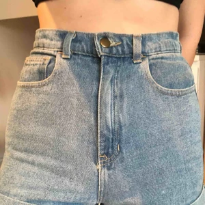  - American Apparel jeansshorts. Står ej storlek i, men passar 34-36. Fint skick! Frakt ej inkluderat. 