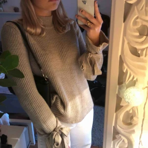  - En fin stickad tröja från Gina Tricot  i storleken S. De är en knytning vid handlederna som gör den jätte fin, lite högre i kraven också. Den är i fint skick! Köparen står för frakten 