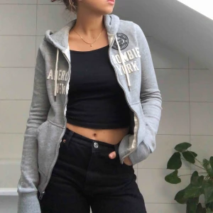  - En jättemysig och mjuk hoodie från Abercrombie. Lite text i skrivstil på ärmen och även text på framsidan. 