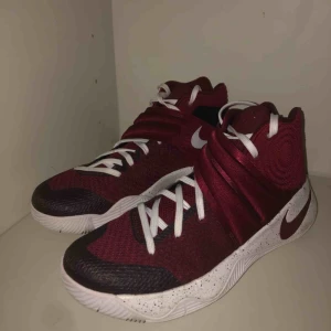  - Nike kyrie 2 basketboll skor. Använd en gång. Säljer pga för liten storlek. Nyskick basketskor som fungerar perfekt inomhus och utomhus. Köpt för cirka 1,2 tusen.