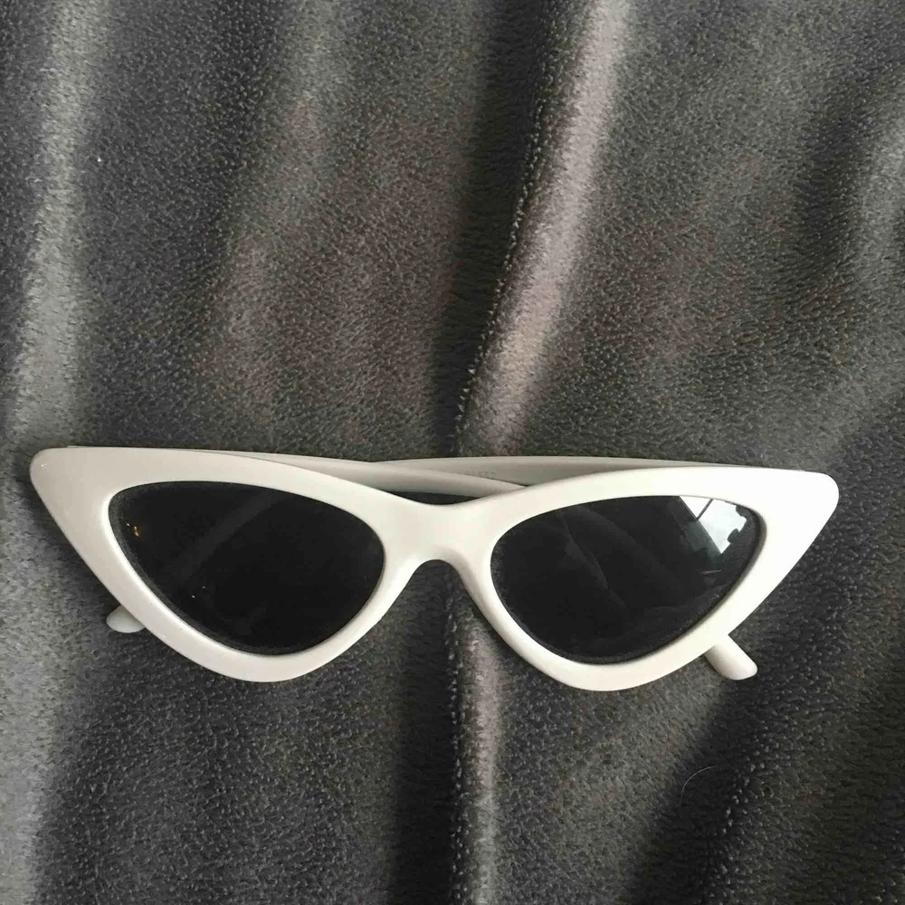 Ett par as coola solbrillor! Dom är som nya. Kontakta mig ifall du har några frågor eller är intresserad!. Accessoarer.