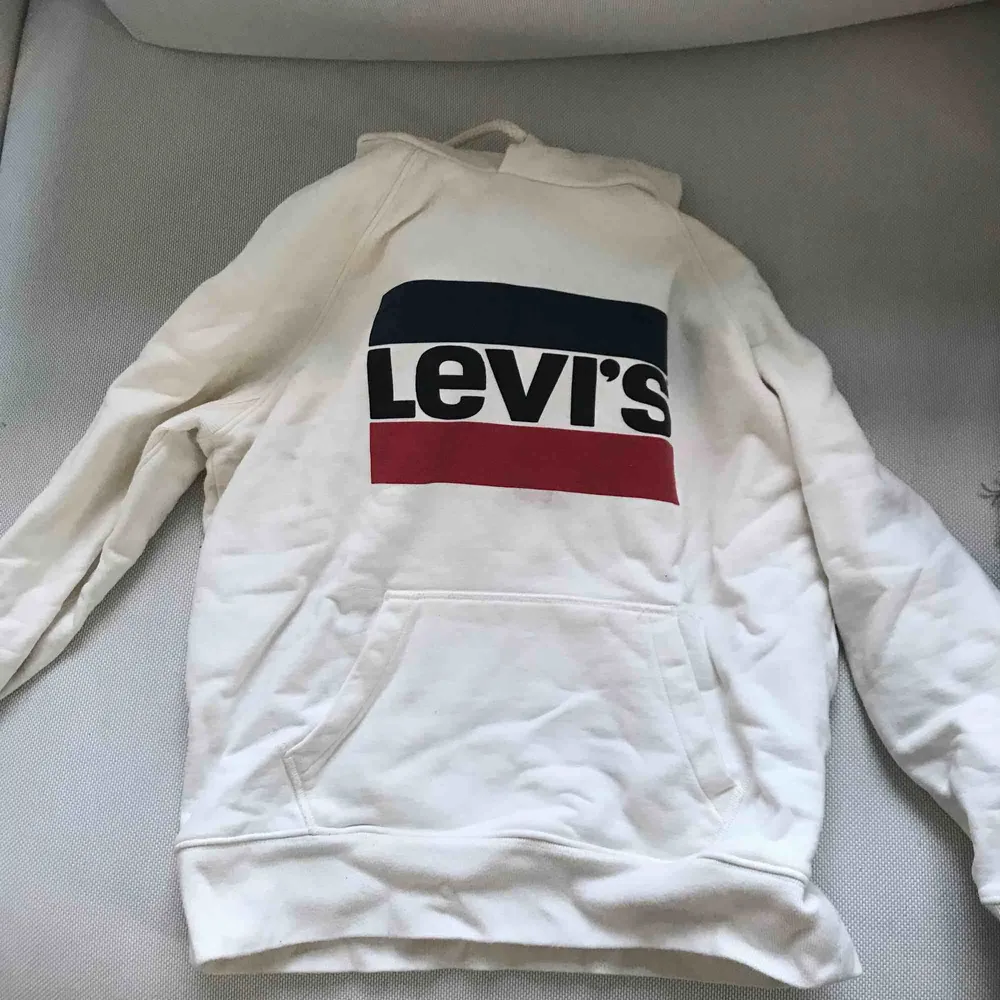 Levis hoodie i strlk xs, säljes då jag aldrig använt den. Hoodien har ganska tjockt material. Köpare står för frakt. Hoodies.