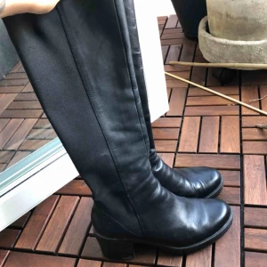  - Höga stövlar med klack från vagabond. Använda men bra skick.