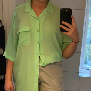  - Helt oanvänd kortärmad skjorta från COLLUSION💖 fett snygg o passar S-L beroende på hur du vill ha den:) frakt tillkommer