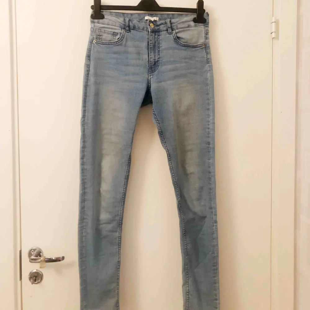 jättefina ljusblåa jeans, högmidjade, jag är 167 och dom sitter bra i längden på mig 🤩 frakt 72kr . Jeans & Byxor.