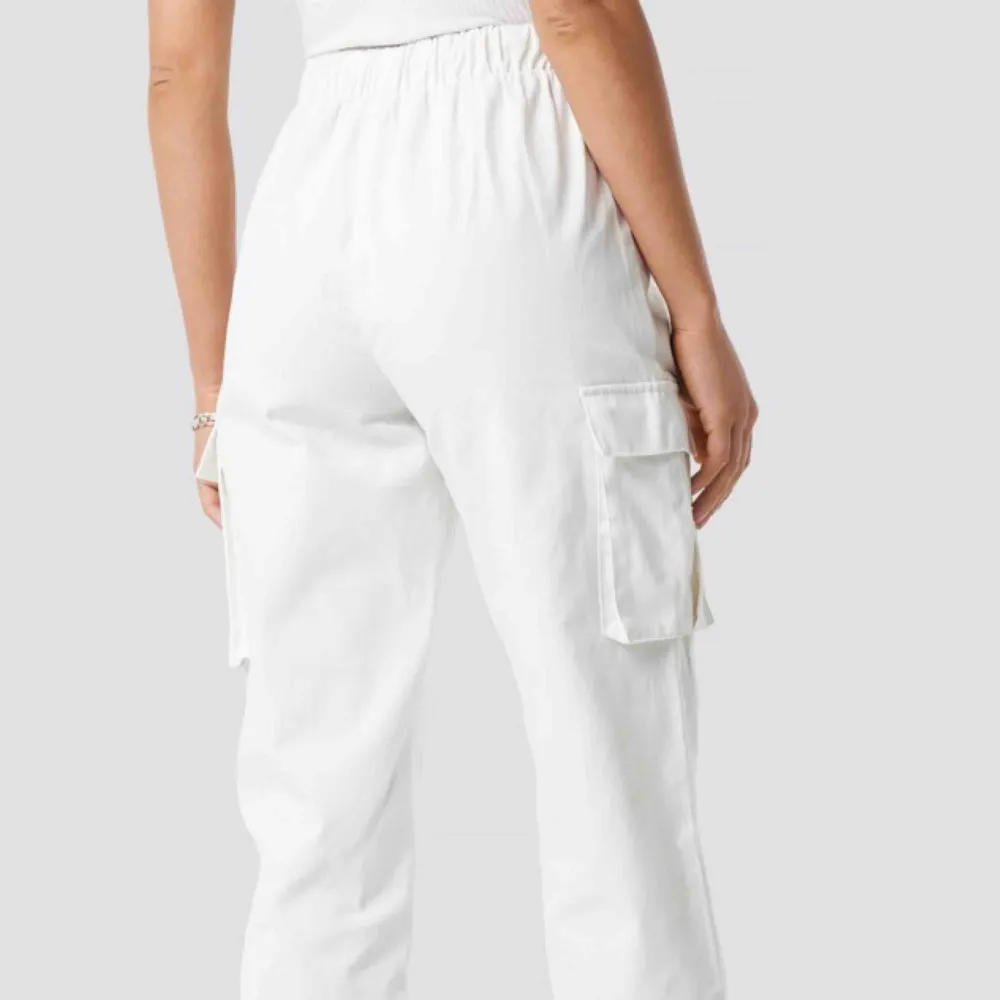 Drawstring Cargo Pants White Astrid Olsen som är helt slutsålda!! jag har använt de 3 gånger så de är nästan helt nya. det finns band där nere så man kan göra de tajta men också ha de lösa, båda riktigt snyggt!! kolla nakd sizeguide om osäker på storleken. Jeans & Byxor.