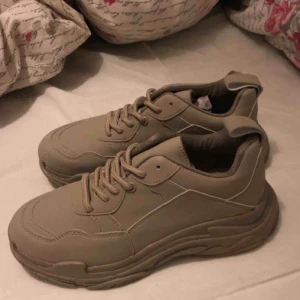  - Beiga sneakers, fråga om mer bilder:)