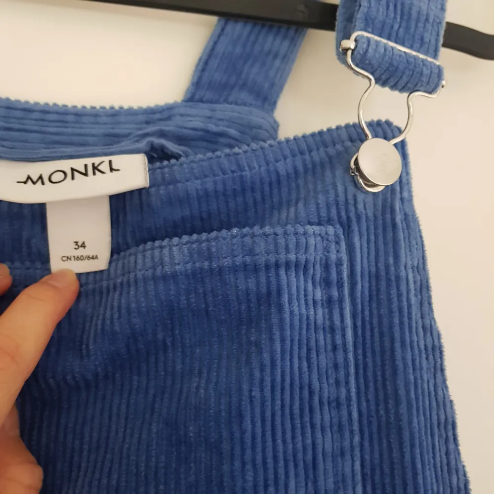 Ett par hängselbyxor i blå manchester från Monki i nyskick. Väldigt sköna! Köparen står för frakt  Säljer även ett till par orange/bega hängselbyxor som ej är manchester  . Jeans & Byxor.