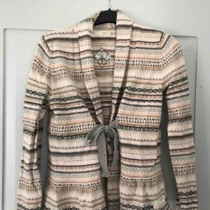  - Säljer min odd molly kofta vilket inte använd mycket och gjord i lammull. Ursprungliga priset är 1795