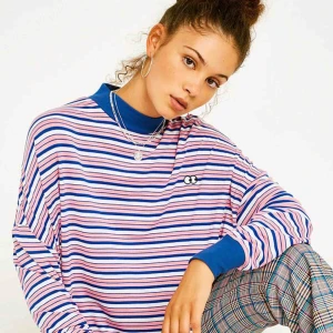  - Tröja från Lazy Oaf, använd en gång! I strl S/M men eftersom att den är väldigt oversized så passar den lätt L. Nypris var ungefär 500kr. 