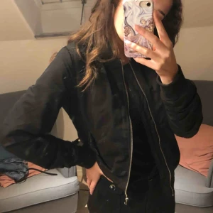  - Snygg svart bomberjacka! Funkar perfekt som höstjacka och är skitsnygg att ha till vardags. Har även orangt innerfoder vilket gör det mer speciell. Du betalar för frakt! 