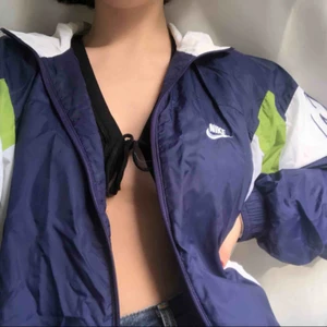  - Nike jacka i storlek L. Fler bilder finns längre ner på min sida! Bra skick💕💕