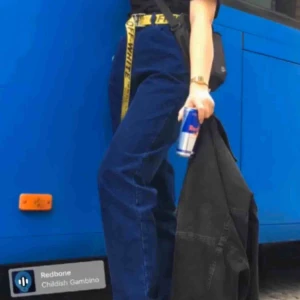  - Jättefina högmidjade mörkblåa lee jeans. Ca 34 i midjan.🌸 köpte dem nydligen på plick men de var tyvärr för stora på mig🌸 frakt inkommer. (Bilderna är från tidigare säljare förutom mellersta bilden)