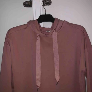  - Go tunn hoodie/sweatshirt med luva och sidenband. Frakt tillkommer<3