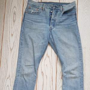 Jättesnygga Ljusblå levis 501 jeans som är köpta här på plick men dom var för stora. Jag bjuder på frakten! 😉