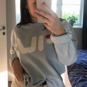  - Snygg ljusblå fila sweatshirt! Använd men är i bra skick. Har en liten sminkfläck längst ut på ärmen som inte går bort tyvärr. Köpt för ungefär 500kr. Köparen står för frakten!