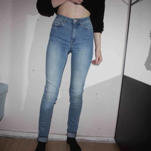  - Jeans från Acne. Storlek 24/32. Endast använda 1 gång.  Högmidjade. Sitter som en 👌🏻 Frakt kostar 79kr i postnords blåa påse.  Annars kan vi mötas upp i Stockholm.