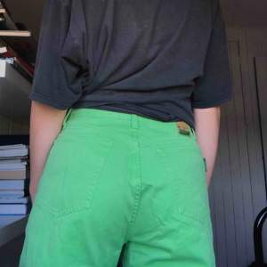 Klargröna jeans i stl 31 från United Colors of Benetton. Normal midja, rak passform. Väl använda och med schysst vintage tvätt. Köparen står för frakt eller möts upp i Gbg ✨