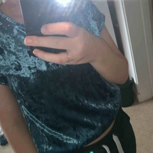  - Aldrig använd velvet t-shirt från Lindex, strl XS men passar större också Köpare står för frakt!!