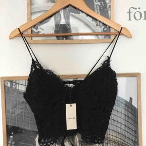  - Oanvänt svart spetslinne med lapp kvar! Köparen står för frakten. 