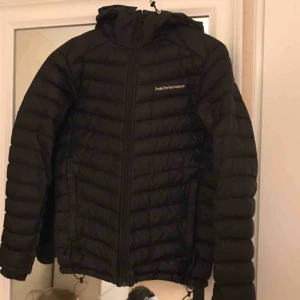  - Köptes här på plick, säljaren sa att den va till tjejer men det är killmodell. Passar tjejer också om man vill att den inte ska sitta så tajt. 