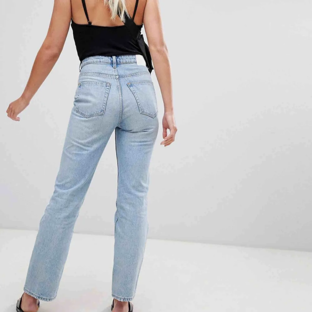 Jätte fina byxor från weekday i modellen voyage. Säljer dem då dem är lite för stora för mig. Frakt tillkommer:). Jeans & Byxor.